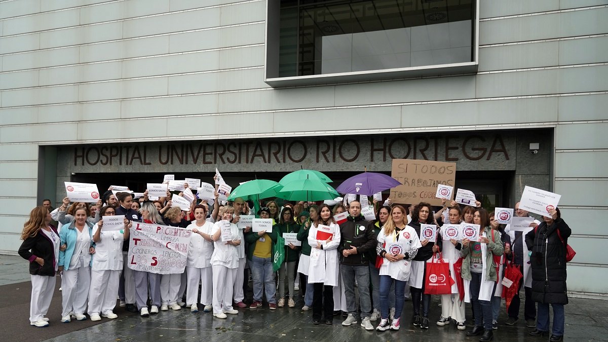 Concentración de CSIF, UGT y CCOO en el Hospital Río Hortega de Valladolid.- ICAL
