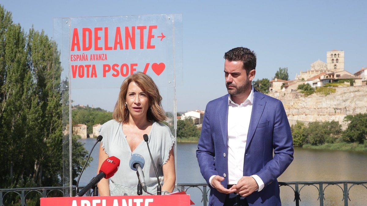 Raquel Sánchez y Antidio Fagúndez durante el acto político del PSOE en Zamora.- ICAL