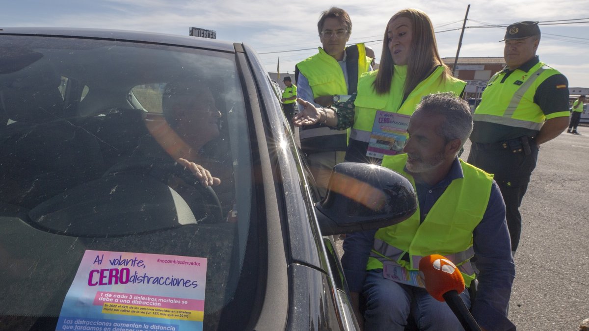 La delegada del Gobierno en Castilla y León, Virginia Barcones, acompañada por el subdelegado en Ávila, Fernando Galeano, y el presidente de ASPAYM Castilla y León, Ángel de Propios presenta la campa?a de control especial de tráfico.- ICAL