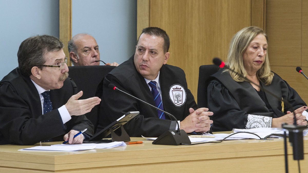 Los abogados de Roberto Hernández y Davinia Muñoz junto a la fiscal, ayer, en Burgos, en el TSJCyL (ISRAEL L. MURILLO)