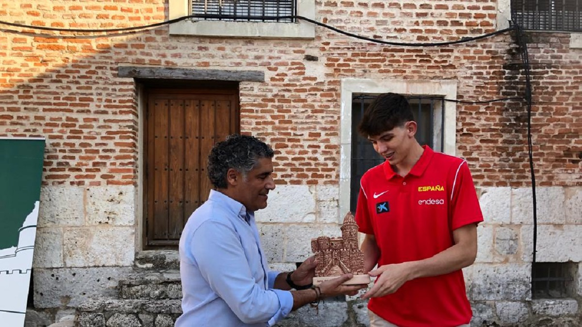 El alcalde de Simancas, Alberto Plaza, junto al deportista Sergio de Larrea durante el homenaje realizado en el municipio vallisoletano .-AYUNTAMIENTO DE SIMANCAS