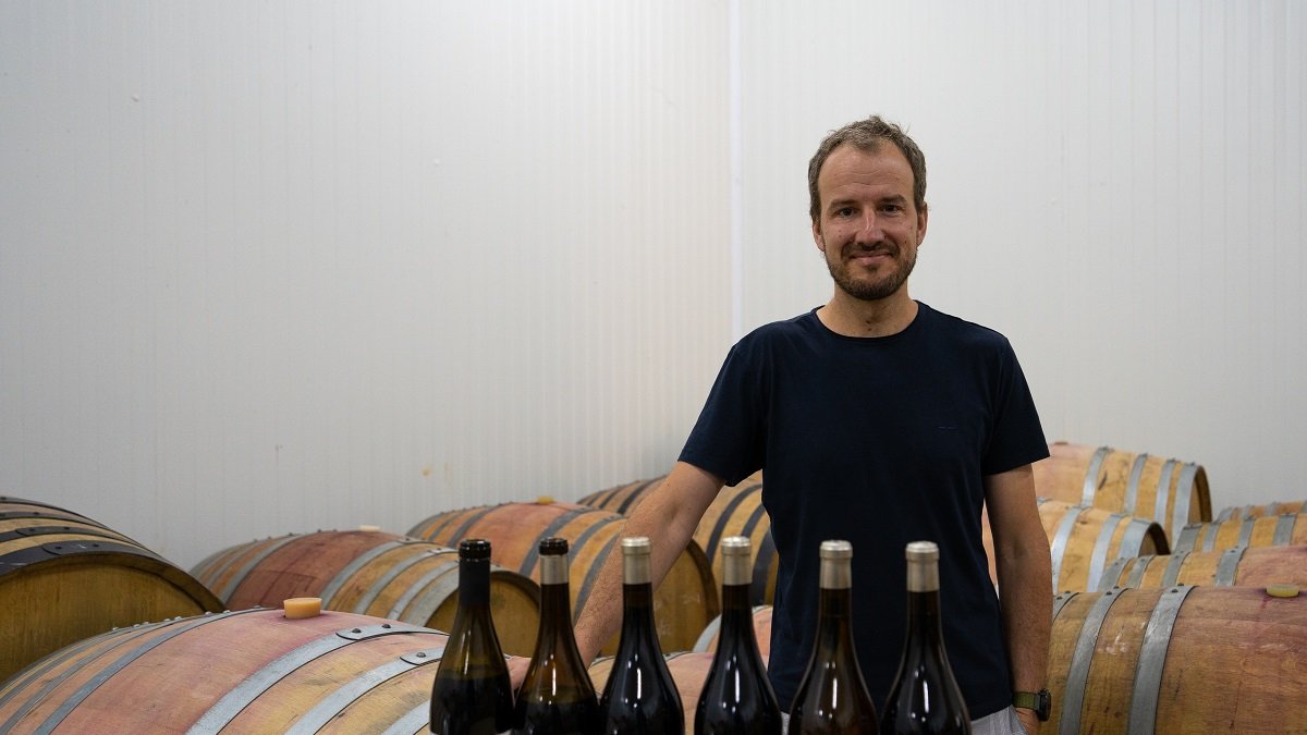 Miquel Udina, en el interior de la nave de crianza, con sus vinos serranos.- E.M.