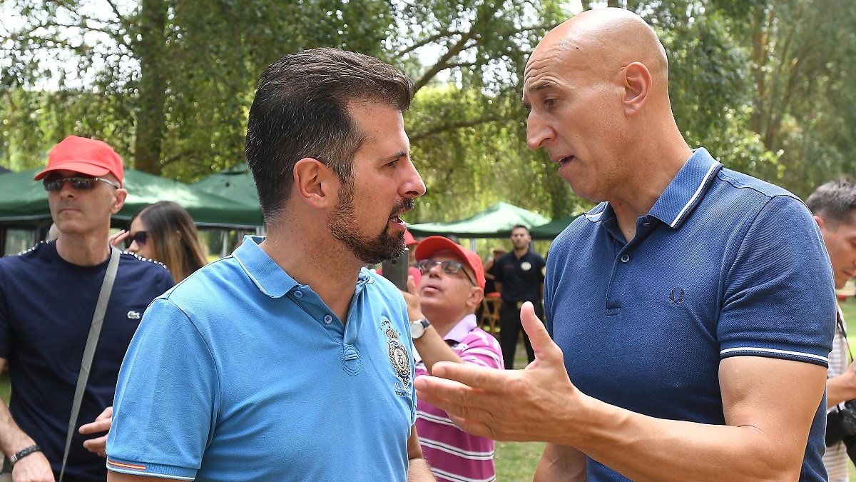 El secretario general del PSOE de Castilla y León, Luis Tudanca y el secretario general de la Agrupación Municipal del PSOE y alcalde de León, José Antonio Diez. - ICAL