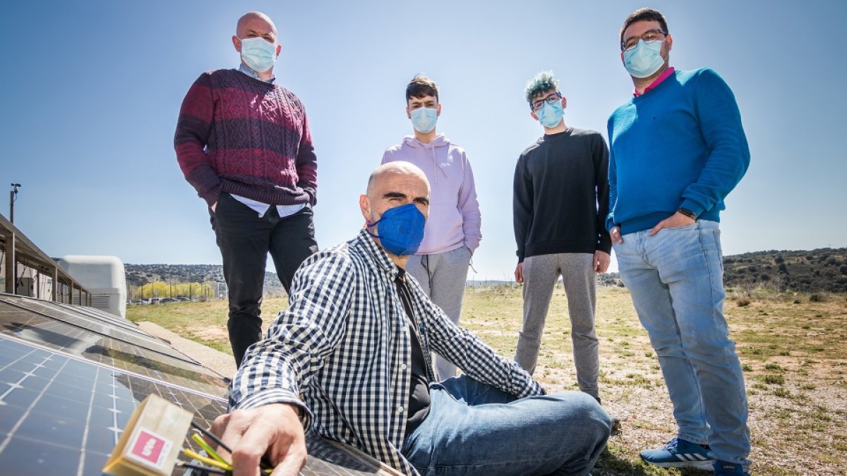 Grupo de investigadores del campus de la UVa de Soria que ha desarrollado la placa electrónica para las plantas fotovoltaicas . / GONZALO MONTESEGURO
