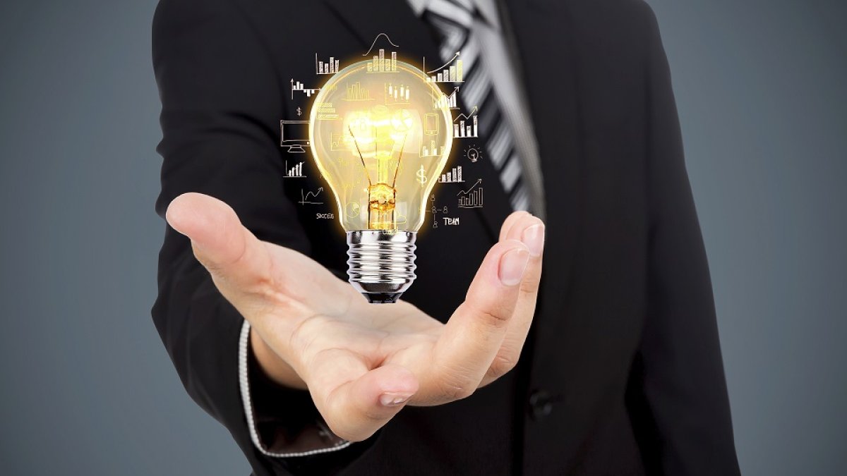 Una persona sujeta una bombilla, símbolo de creatividad e ideas innovadoras. / El mundo