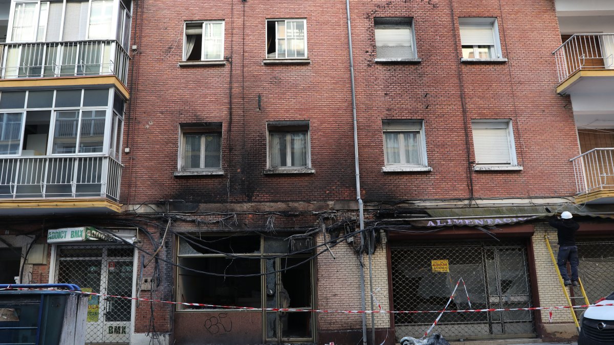 Un incendio en contenedores de basura y vidrio en la calle Vera Cruz de Palencia provoca daños en vehcículos , en cables de electricidad y teléfono, así como en la fachad del edificio numero 4 de es calle. - ICAL