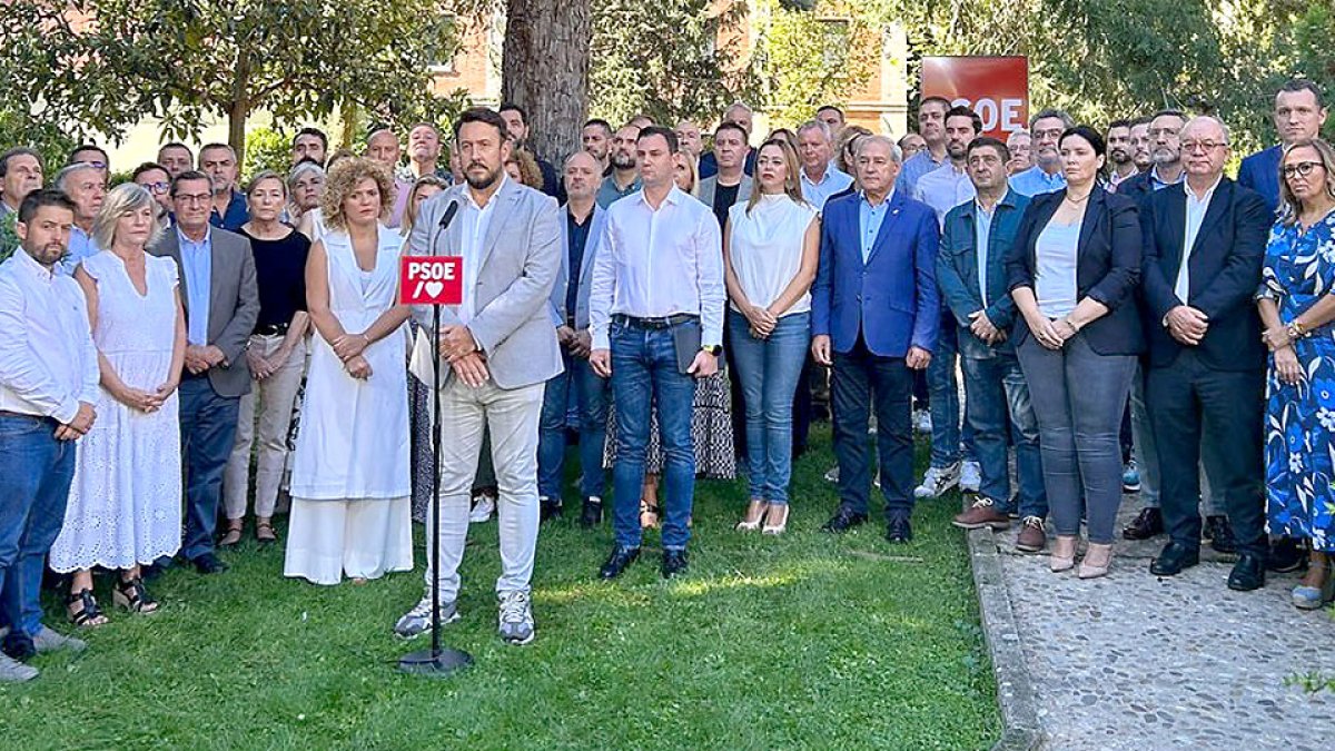 Presentación del documento firmado por los secretarios provinciales del PSOE. E. M.