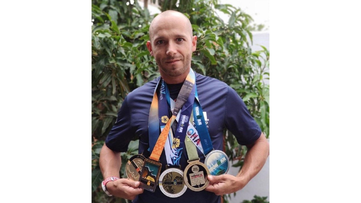José Antonio Arranz posa con su colección de medallas de ‘finisher’ en el Ironman de Hawaii. - E.M.