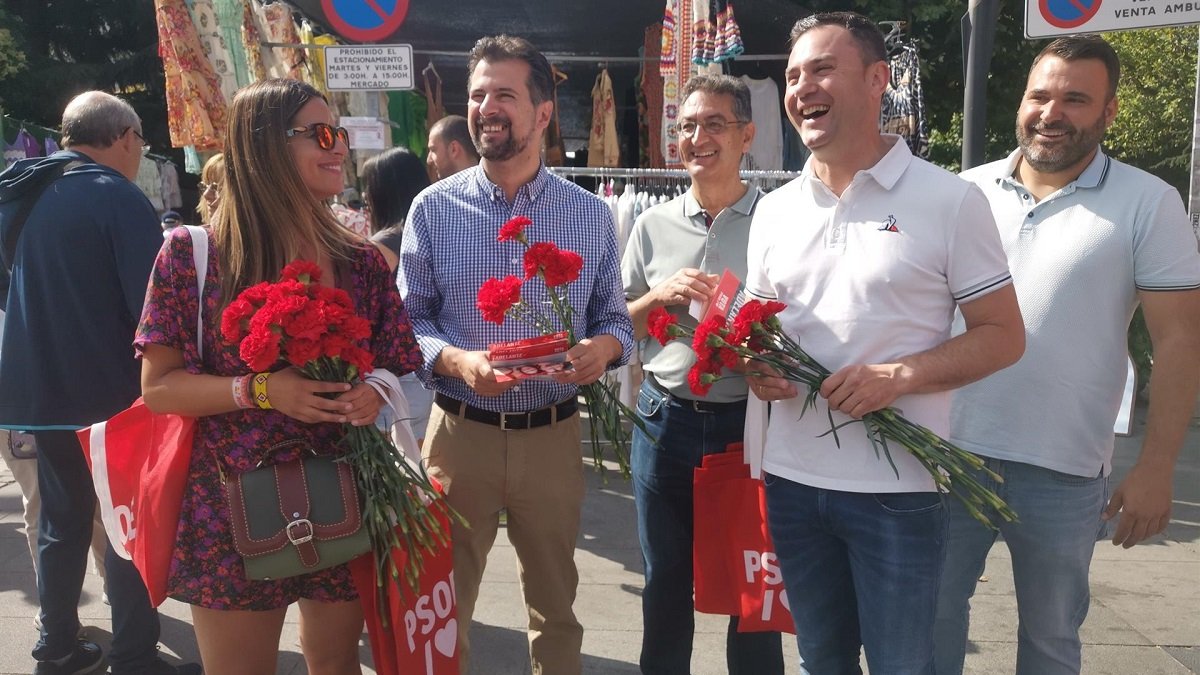 El secretario general del PSOE de Castilla y León, Luis Tudanca, durante su visita a León.- E. PRESS