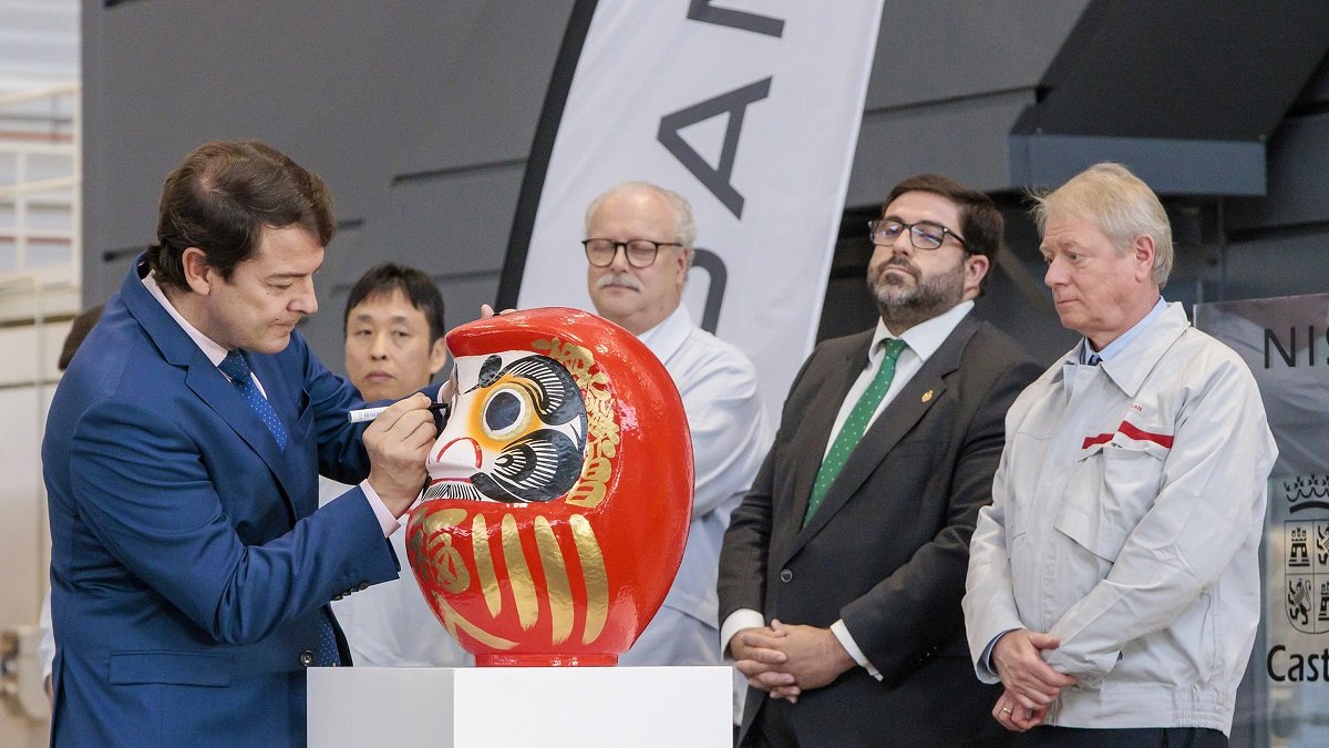 Mañueco ayer en la presentación de la nueva planta de estampación de Nissan en Ávila. E. M.