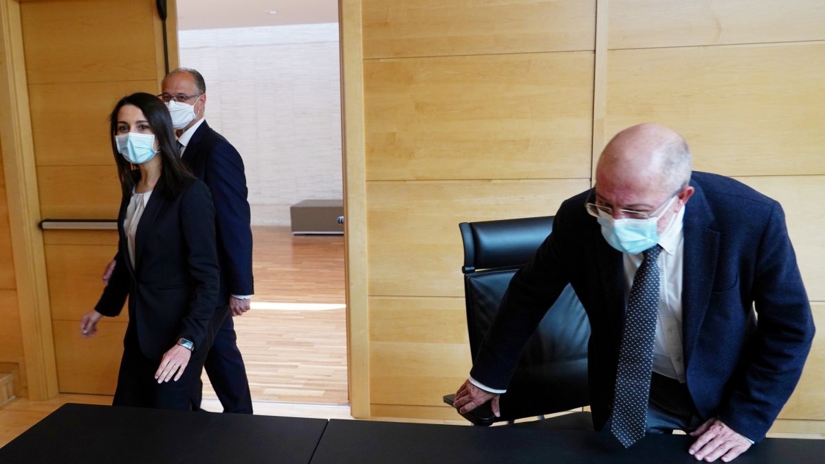 Inés Arrimadas, Luis Fuentes y Francisco Igea, durante la reunión de la líder de Cs en abril en las Cortes ICAL.