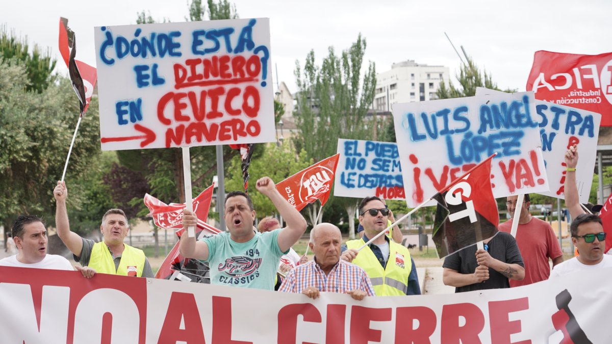 Concentración de los trabajadores de Siro a las puertas de las Cortes de Castilla y León.- ICAL