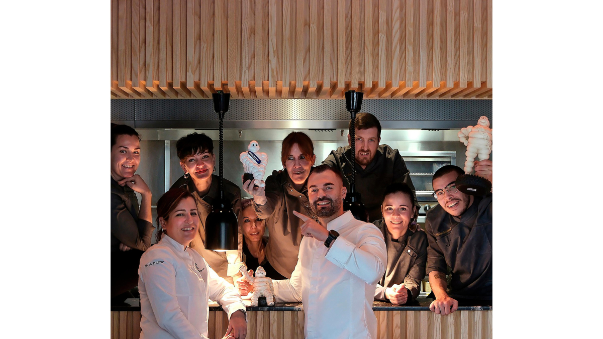 Equipo de cocina y sala al completo con el bibendum de la guía Michelin.  / E. Carrascal