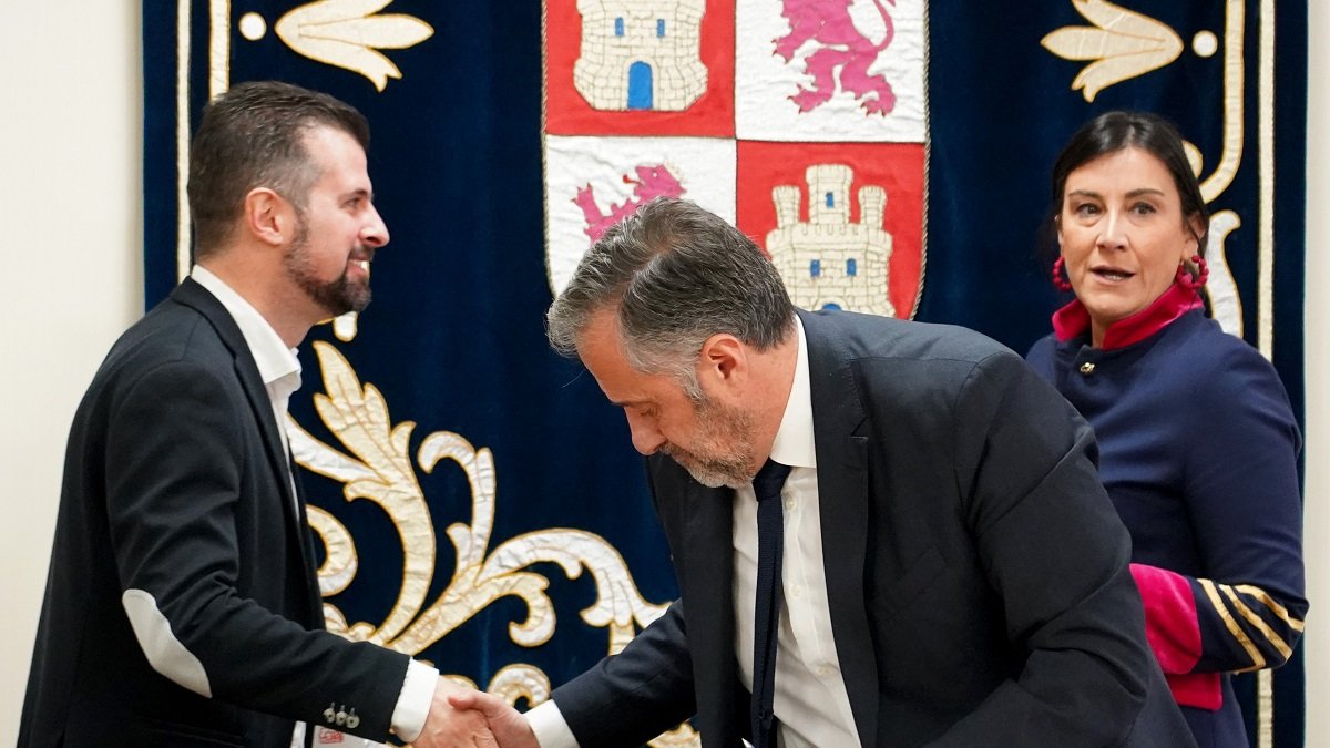El portavoz del Grupo Parlamentario Socialista, Luis Tudanca, saluda al presidente de las Cortes, Carlos Pollán, durante la Junta de Portavoces de este martes. Tras ellos, la vicepresidenta segunda de la Mesa, Ana Sánchez.- ICAL