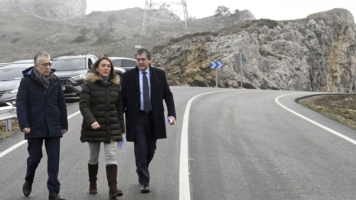 La consejera de Movilidad y Transformación Digital, María González Corral, visita la carretera BU-504 tras las obras realizadas en la misma. ICAL