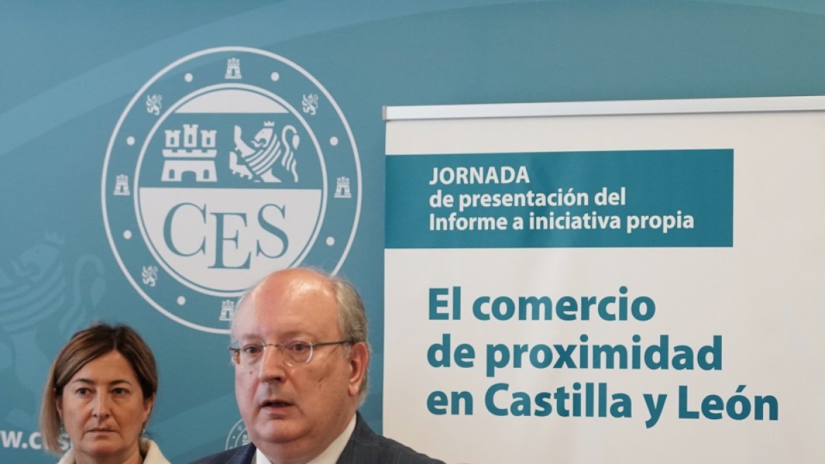 El presidente del CES, Enrique Cabero, presenta el informe del comercio de proximidad en Castilla y León. ICAL
