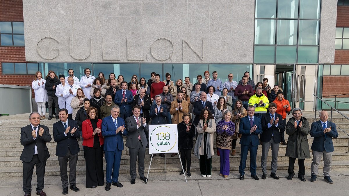 Imagen de familia de Galletas Gullón con el presidente de la Junta. - E.M.