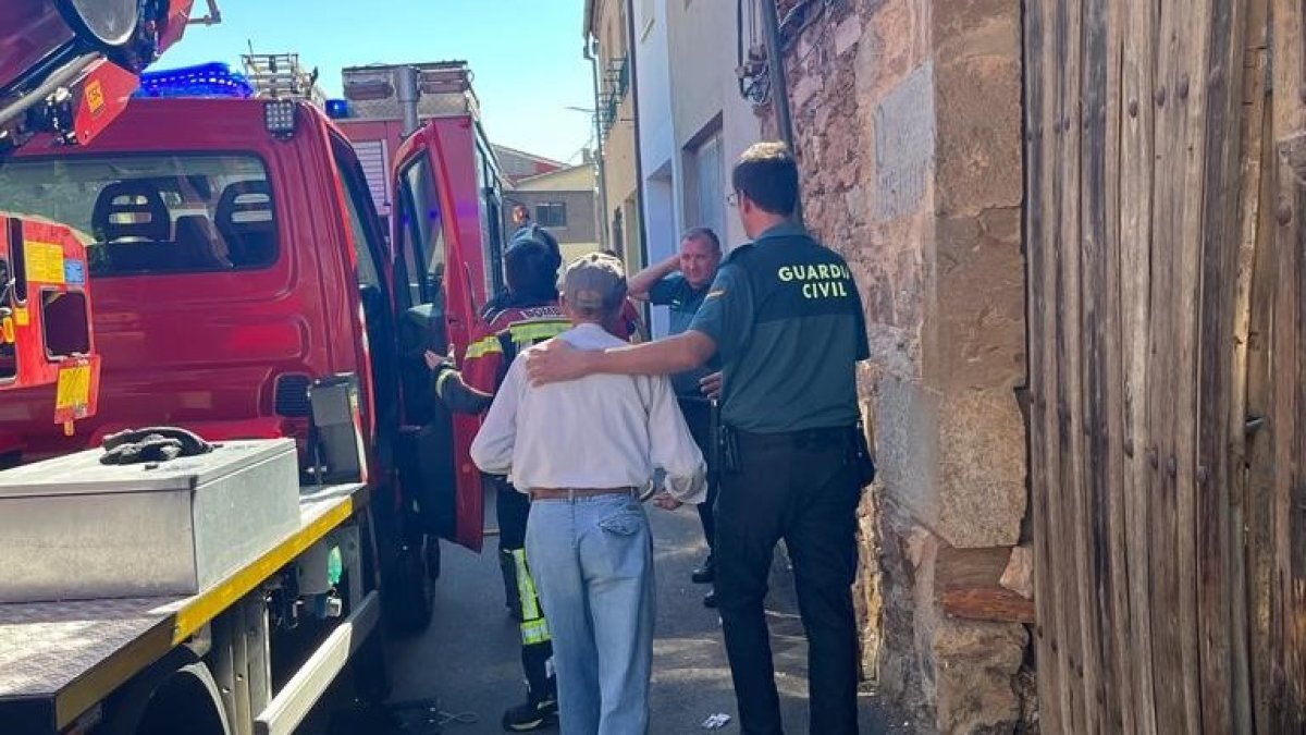 Desalojan la iglesia de Tábara (Zamora) para evitar posibles daños a la feligresía por el incendio en una vivienda colindante.- ICAL