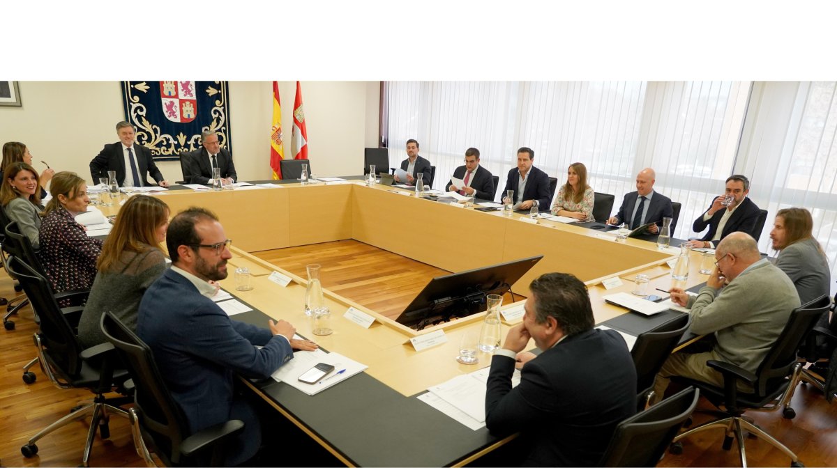 Junta de Portavoces, sin Tudanca ni Ana Sánchez, que estaban en un acto de partido en Palencia.-ICAL