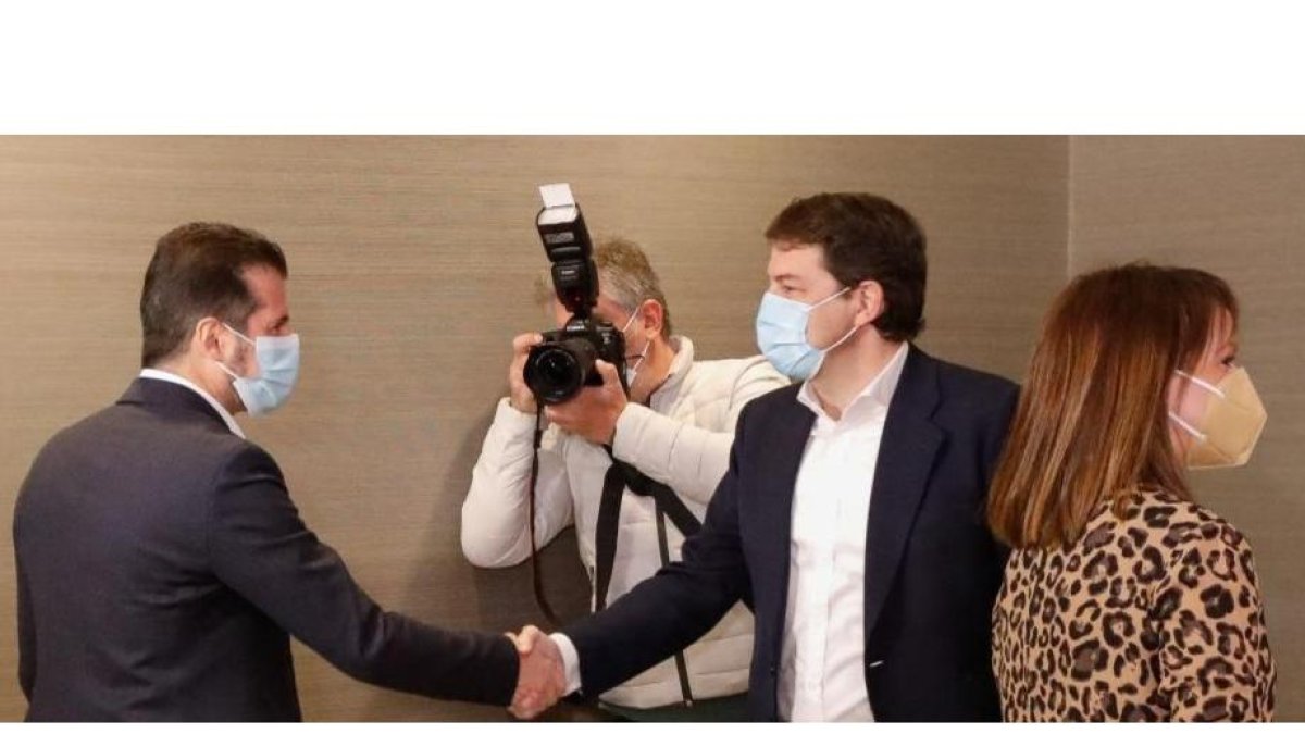 Luis Tudanca y Alfonso Fernández Mañueco, se saludan al inicio de la reunión. J. M. LOSTAU