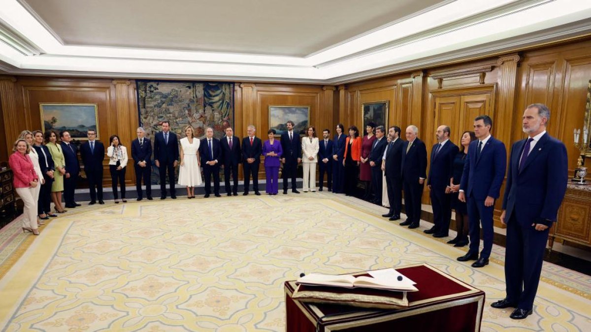Los ministros juran sus cargos ante el Rey.- EL MUNDO