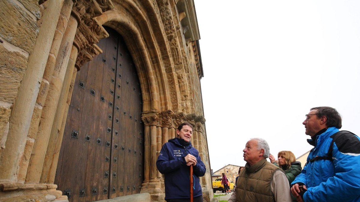 Alfonso Fernández Mañueco y Gonzalo Santonja, en el Camino de Santiago. ICAL