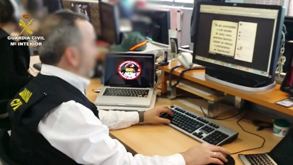 Un agente revisa vídeos de acoso exual a menores. | ICAL