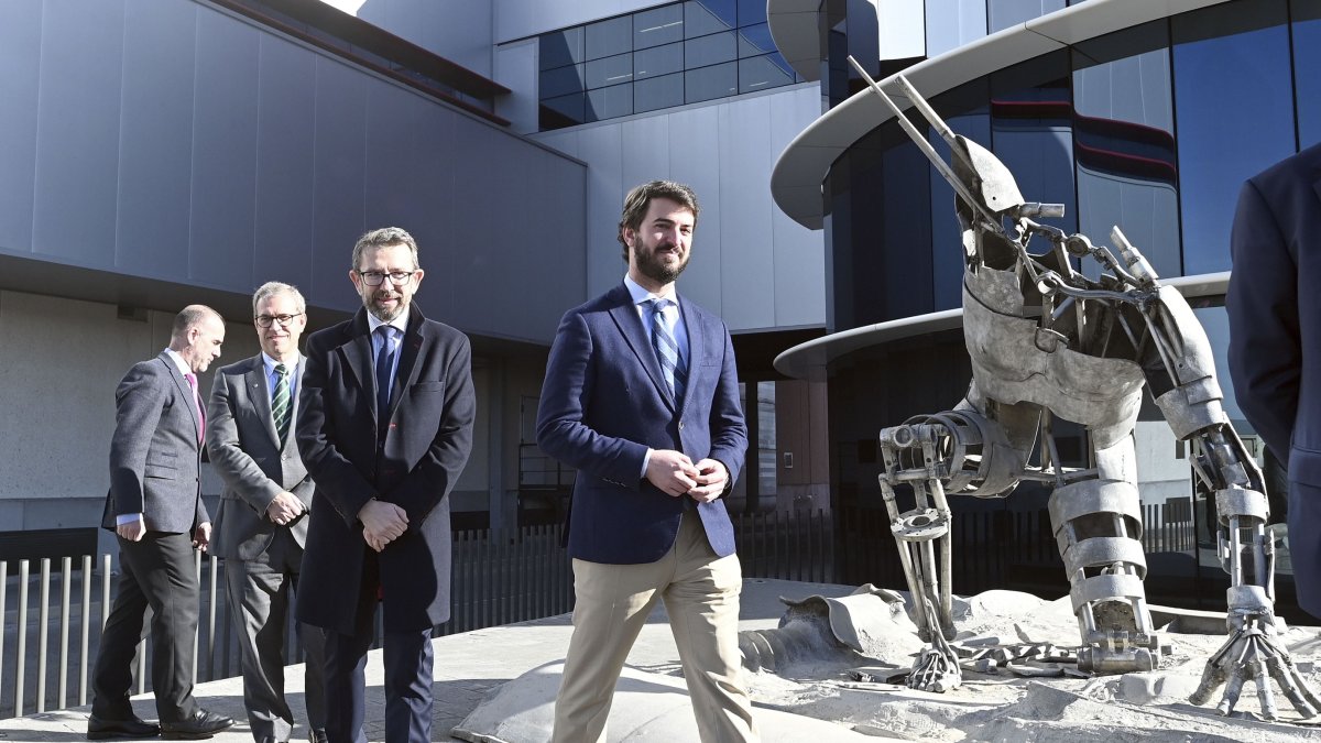 El vicepresidente de la Junta de Castilla y León, Juan García-Gallardo, acompañado por el consejero de Industria y Comercio, Mariano Veganzones, visita la planta de producción de Campofrío. ICAL