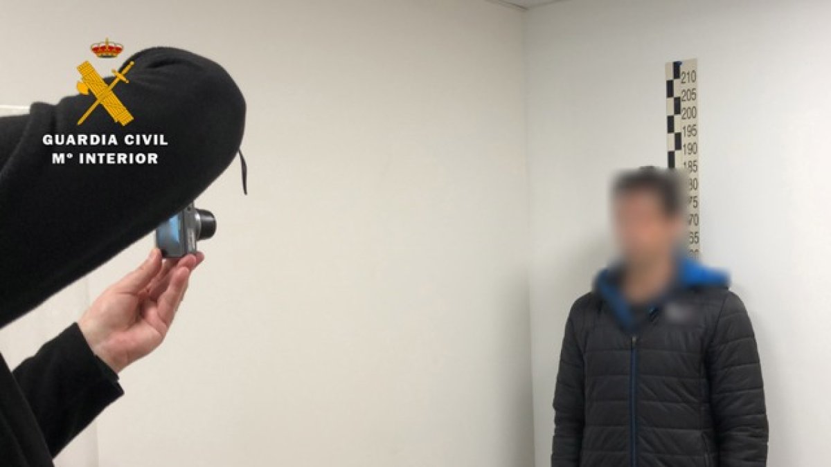 La Guardia Civil registra a uno de los detenidos. / ICAL