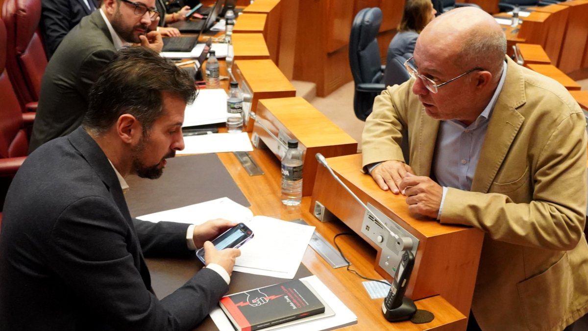 Luis Tudanca y Francisco Igea durante un pleno de las Cortes, en una imagen de archivo.-ICAL