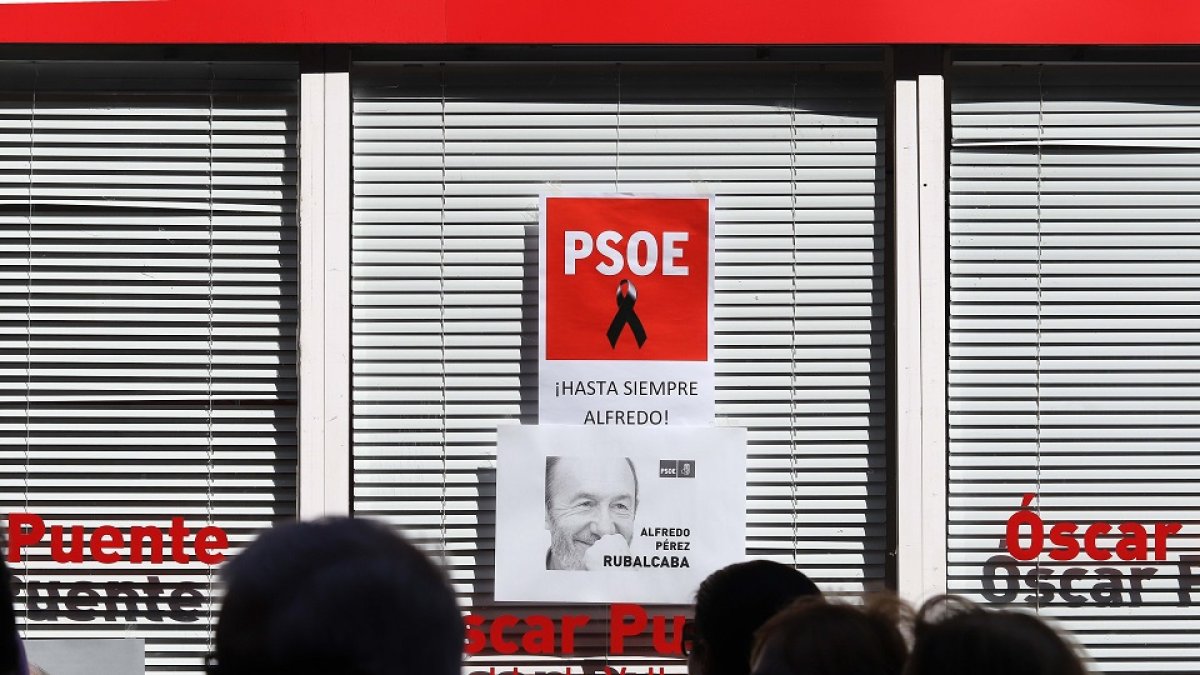Nota de despedida en homenaje a Alfredo Pérez Rubalcaba en la caseta electoral del PSOE. -ICAL
