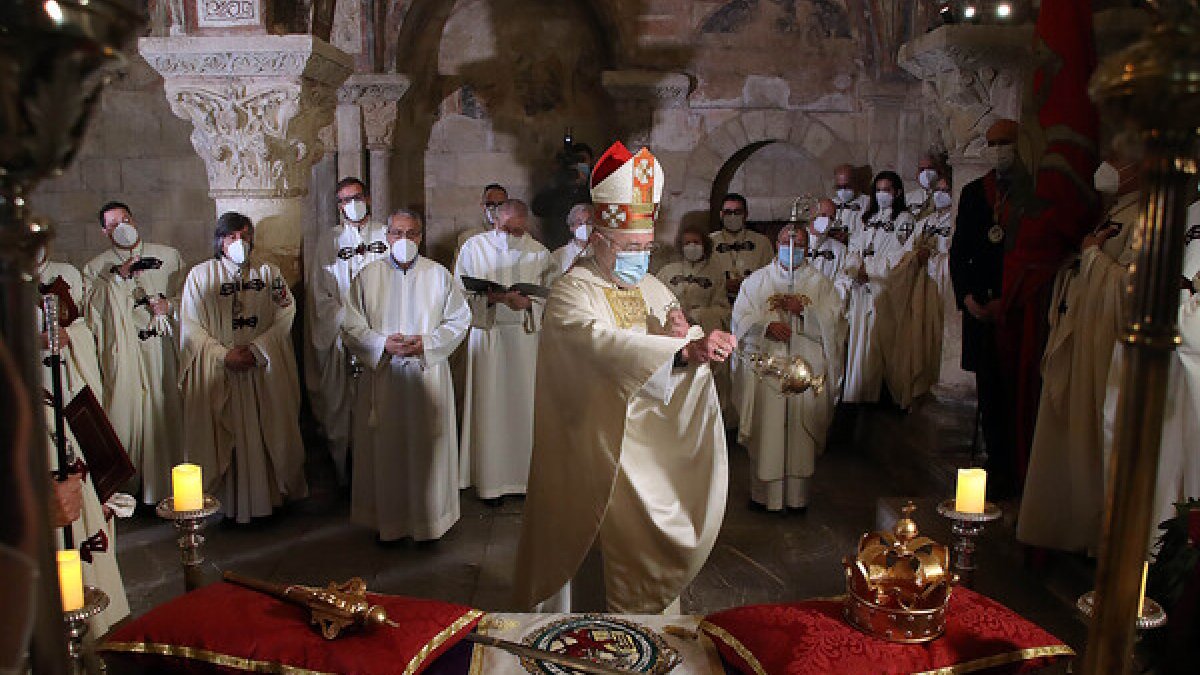 Tradicional responso oficiado por el obispo de León, Luís Ángel de las Heras, en memoria de los Reyes de león, orgnizado por la Imperial Orden del Milagroso e Invicto Pendón de San Isidoro, con turno de guardia y oración en el Panteón Real y presidencia del alcalde.-ICAL