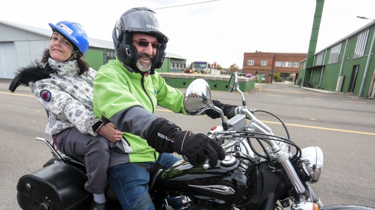 Susana monta por primera vez en moto desde que está en silla de ruedas