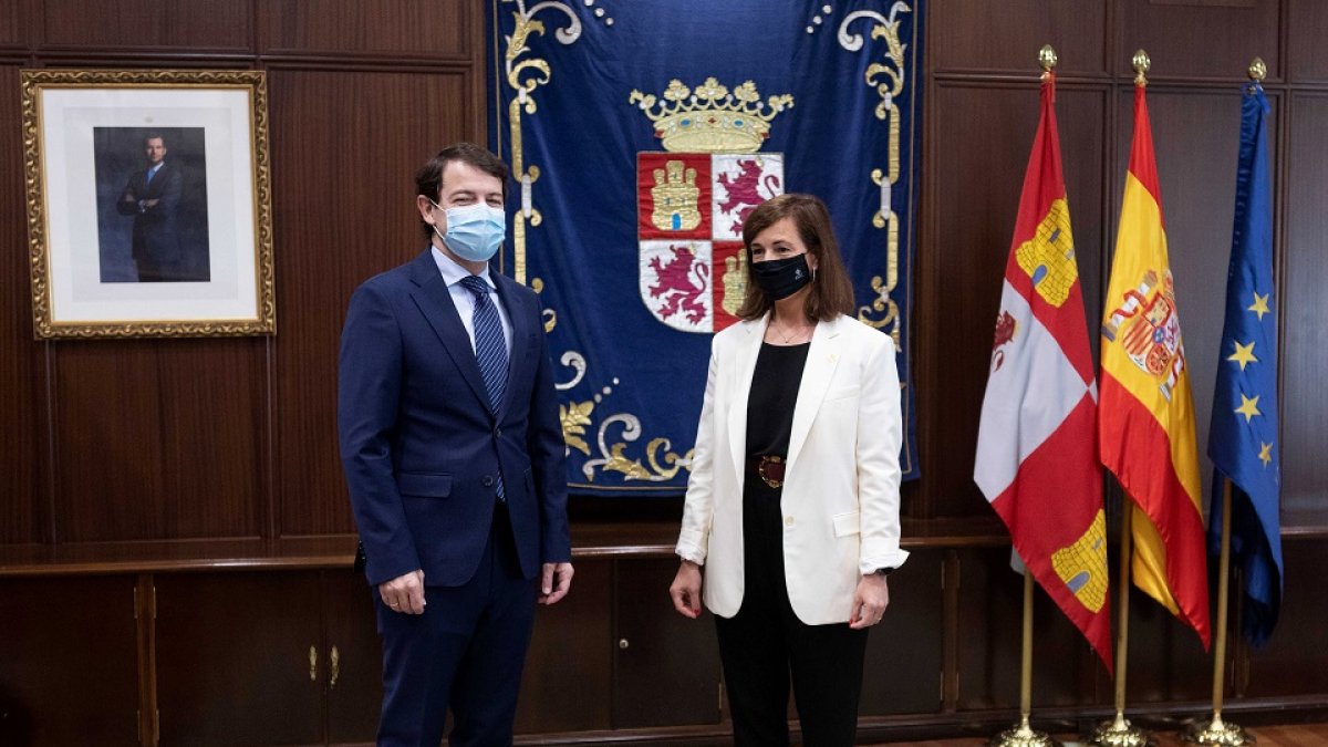 El presidente de la Junta de Castilla y León, Alfonso Fernández Mañueco, en su reunión con la presidenta de Empresa Familiar, Rocío Hervella.- ICAL.