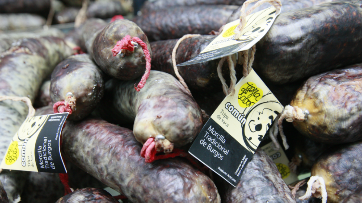 Morcilla tradicional de Burgos, etiquetada con la referencia a Tierra de Sabor, imagen de archivo.- ECB