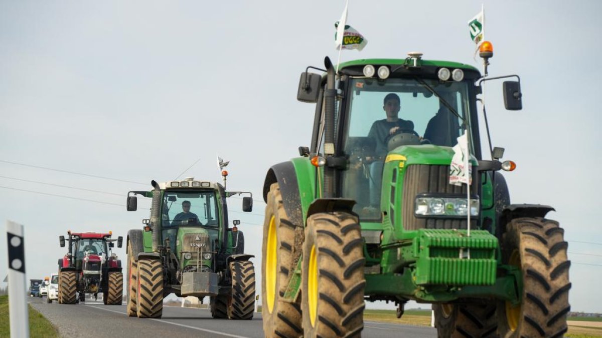 Tractorada que discurre desde Bocigas, con tractores desde Olmedo, en dirección a Madrid por la N-601 a su paso cercano por Adanero. -PHOTOGENIC
