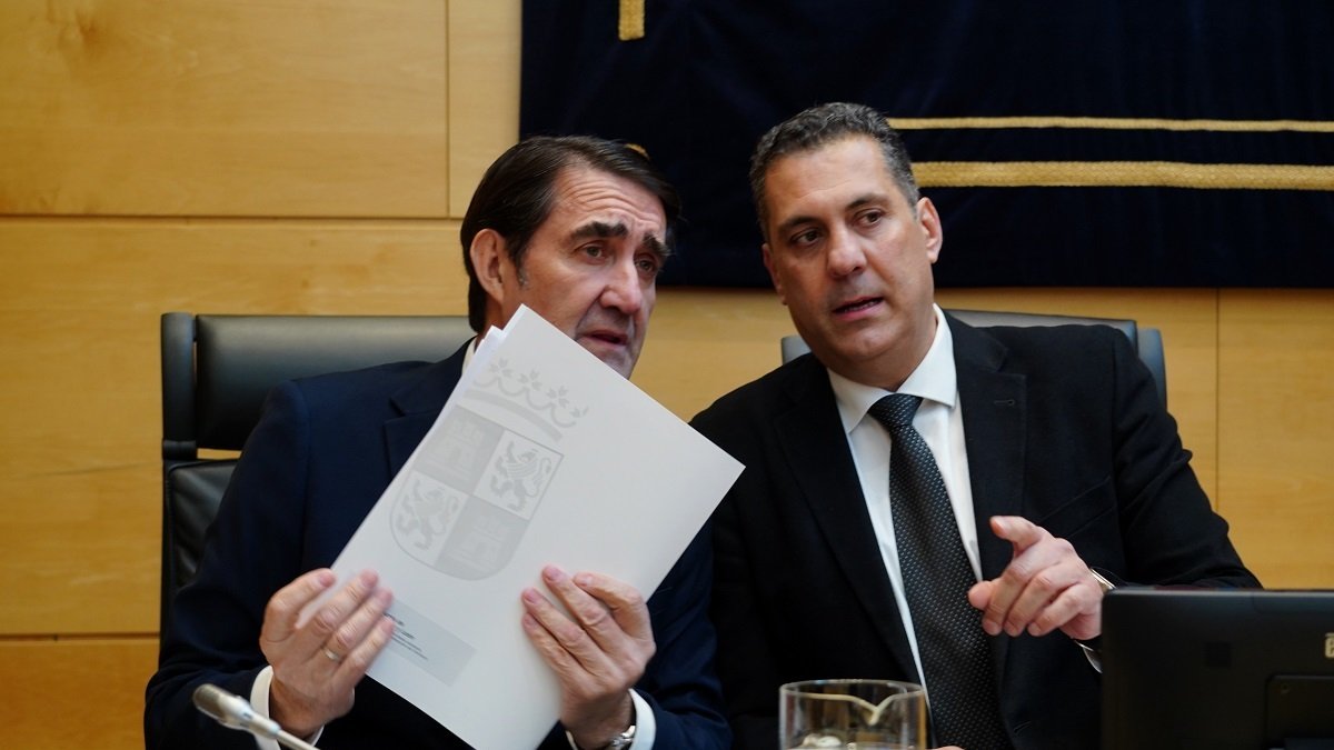 El consejero de Medio Ambiente, Vivienda y Ordenación del Territorio comparece en la comisión de Economía y Hacienda en las Cortes.- ICAL