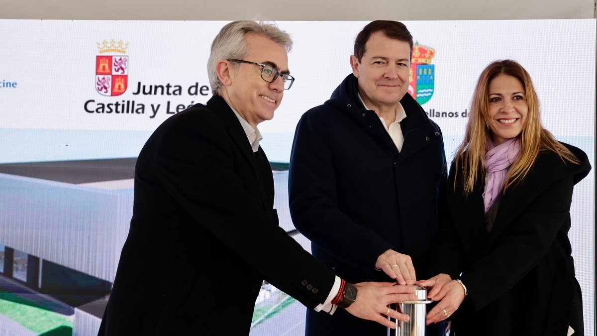El presidente de la Junta de Castilla y León, Alfonso Fernández Mañueco, visita las obras de la nueva planta de Novartis en Castellanos de Moriscos, provincia de Salamanca. Le acompañan entre otros, Jesús Ponce, presidente de Novartis España y Victoria Manjón, alcaldesa de Castellanos de Moriscos. -ICAL