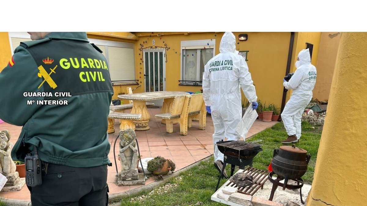 Un momento de la operación de la guardia civil.-E. M.