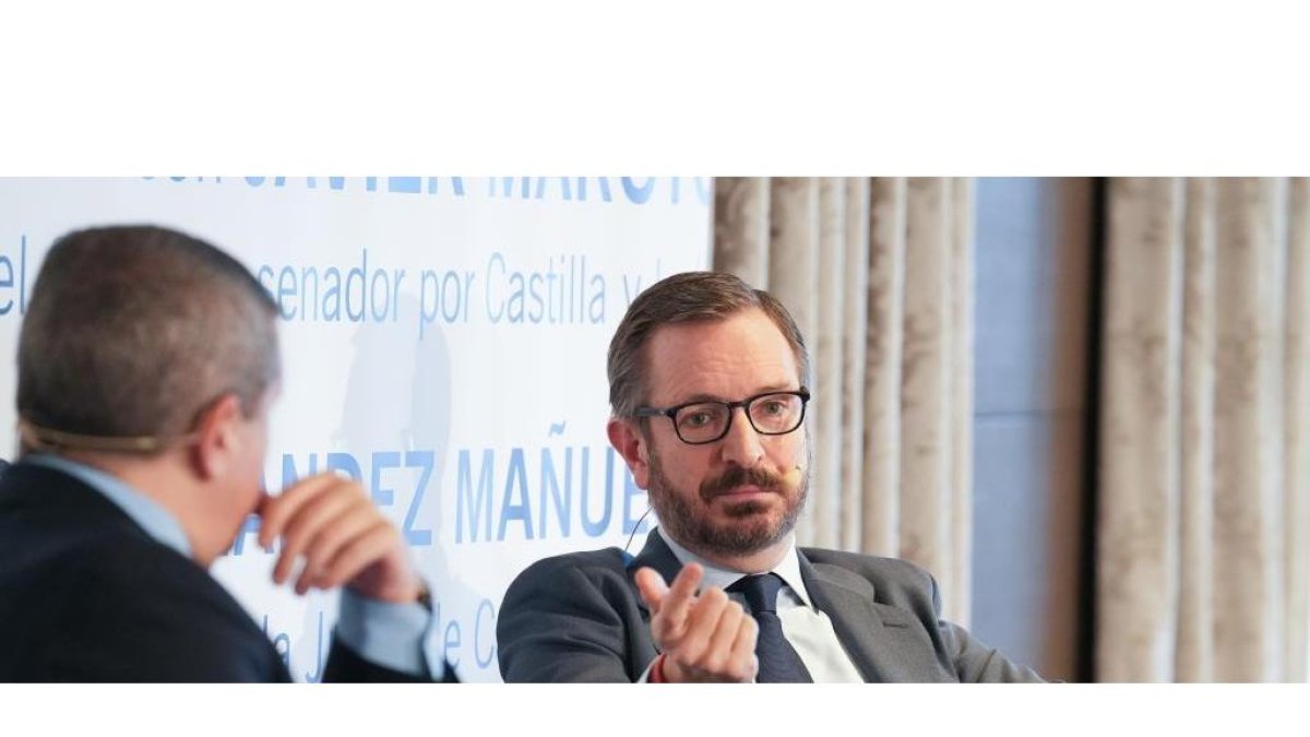 Pablo Lago, Director de El Mundo-Diario de Castilla y León, junto con Francisco Javier Vázquez Requero, Vicepresidente Primero de las Cortes de Castilla y León, en el Club de Prensa El Mundo – Diario de Castilla y León ‘Conversaciones Políticas con Javier Maroto'. -J.M. LOSTAU.