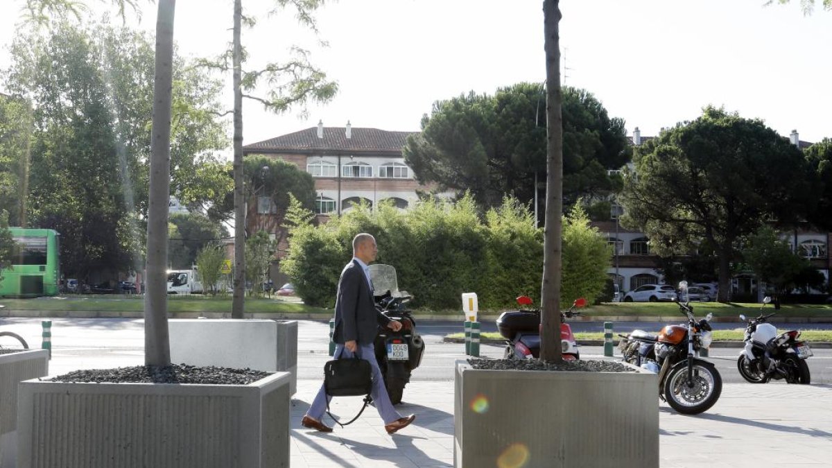 Persona yendo a su trabajo. -E.M.