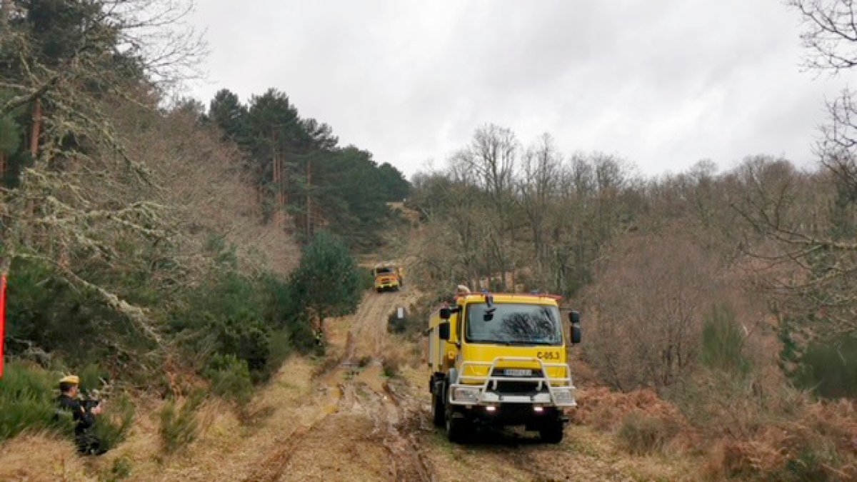 Camiones autobomba para la extinción de incendios en Rabanal del Camino (León). -ICAL
