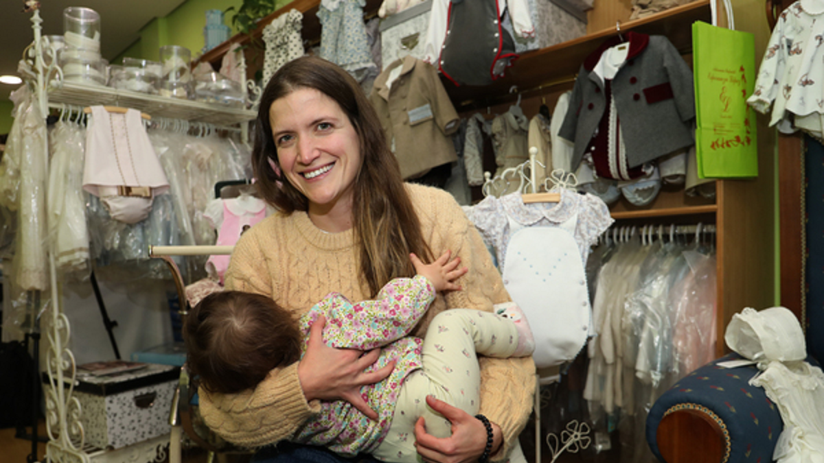 La pequeña Valeria y su madre Esther en una tienda de la capital que posee el distintivo Mater Map lactancia 360º para que las madres que lo deseen puedan entrar y dar el pecho a su hijos con intimidad. Brágimo / ICAL .