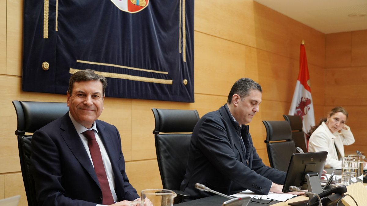 El consejero de Economía y Hacienda y portavoz, Carlos Fernández Carriedo, comparece ante la Comisión de Economía y Hacienda de las Cortes de Castilla y León para explicar el Proyecto de Ley de Presupuestos de la Comunidad para 2024 en lo referente al departamento de Sanidad en nombre del consejero, Alejandro Vázquez.. ICAL