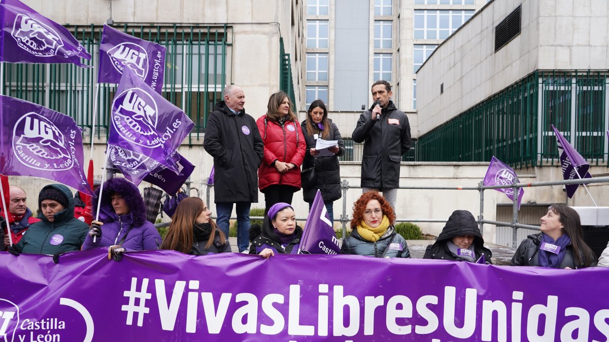 CCOO y UGT Castilla y León se concentran ante la sede de la Consejería de Industria, Comercio y Empleo, con motivo del Día Internacional de la Mujer - ICAL