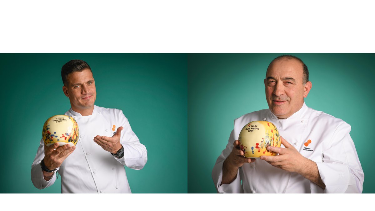 Miguel Cobo y José Gordón posan con los nuevos Soles Repsol. / G. REPSOL