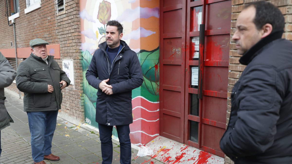 Pintadas en la fachada del PSOE de Zamora. ICAL