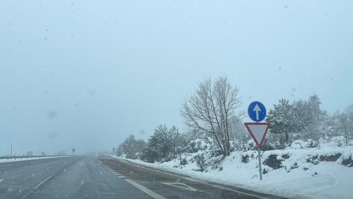 Nieve en carreteras leonesas, a la altura de El Manzanal. -E.M.