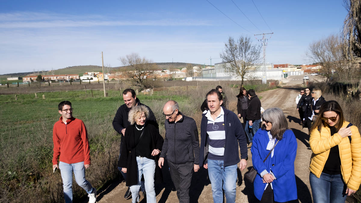 El presidente de la Diputación, Javier Iglesias, y la vicerrectora de Estudiantes, Celia Aramburu, y los alcaldes de Aldeatejada y Miranda de Azán, Enrique García y José Luis Sánchez, visitan las acciones del programa de Voluntariado Juvenil ‘Crisol de Caminos’. Jesús Formigo / ICAL .