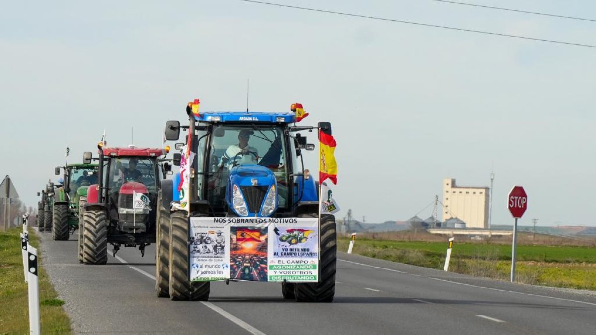 Una de las comitivas de tractores hacia Madrid, en la N-601 a la altura de la localidad vallisoletana de Bocigas. PHOTOGENIC